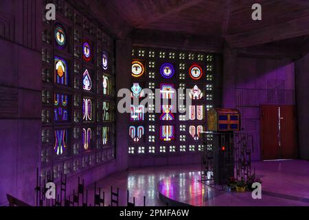 Frankreich, Meurthe et Moselle, Baccarat, Kirche Saint Remy de Baccarat, erbaut zwischen 1953 und 1957 vom Architekten Nicolas Kazis, einzigartig in der Welt die helle Dekoration in Baccarat Tafeln besteht aus 20.000 Stücken Baccarat Kristall, angepasst in den Beton Stockfoto