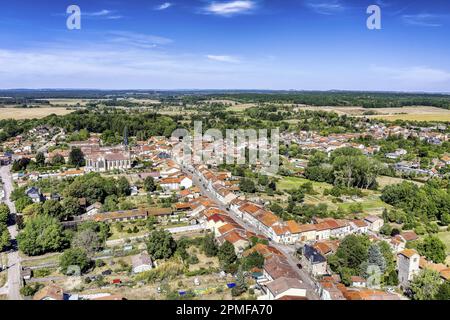 Frankreich, Meurthe et Moselle, Gerbéviller, Blick auf das Dorf Gerbévillier, im Hintergrund die Kirche Saint Pierre et Saint Sylvestre (Luftaufnahme) Stockfoto