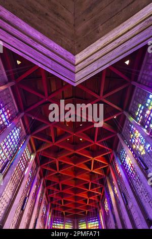 Frankreich, Meurthe et Moselle, Baccarat, Kirche Saint Remy de Baccarat, erbaut zwischen 1953 und 1957 vom Architekten Nicolas Kazis, einzigartig in der Welt die helle Dekoration in Baccarat Tafeln besteht aus 20.000 Stücken Baccarat Kristall, angepasst in den Beton Stockfoto