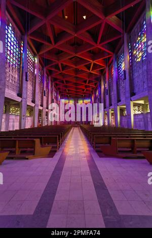 Frankreich, Meurthe et Moselle, Baccarat, Kirche Saint Remy de Baccarat, erbaut zwischen 1953 und 1957 vom Architekten Nicolas Kazis, einzigartig in der Welt die helle Dekoration in Baccarat Tafeln besteht aus 20.000 Stücken Baccarat Kristall, angepasst in den Beton Stockfoto