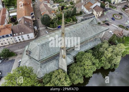 Frankreich, Meurthe et Moselle, Baccarat, Kirche Saint Remy de Baccarat, erbaut zwischen 1953 und 1957 vom Architekten Nicolas Kazis, einzigartig in der Welt die helle Dekoration in Baccarat-Platten besteht aus 20.000 Baccarat-Kristallen, angepasst im Beton (Luftaufnahme) Stockfoto