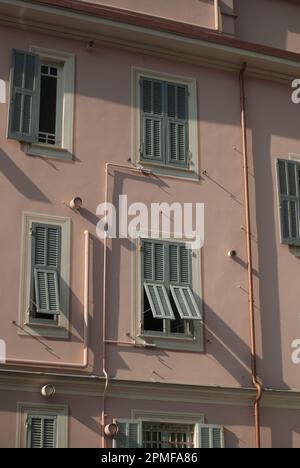 Blick auf die nicht geschlossenen Fenster des Gebäudes Stockfoto