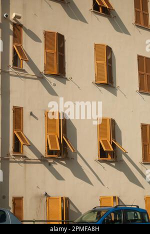 Nicht geschlossene Fenster auf dem Gebäude bei Sonnenlicht Stockfoto