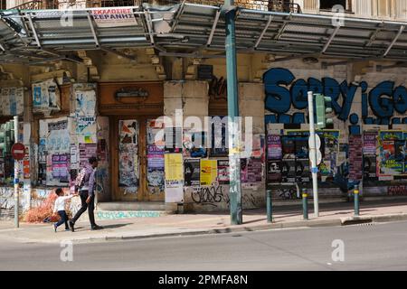 Das mit Graffiti und Plakaten bedeckte Gebäude in der Innenstadt von Athen, Griechenland Stockfoto