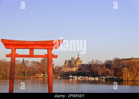 Frankreich, Mosel, Metz, See, Torii (traditionelles japanisches Tor), im Hintergrund die Kathedrale Saint Etienne Stockfoto