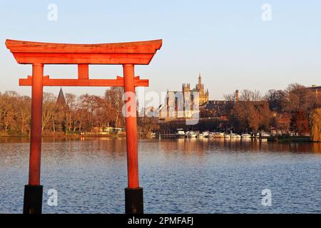 Frankreich, Mosel, Metz, See, Torii (traditionelles japanisches Tor), im Hintergrund die Kathedrale Saint Etienne Stockfoto