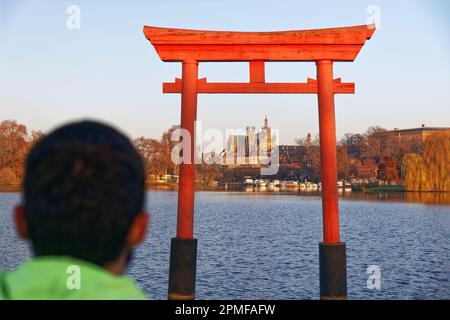 Frankreich, Mosel, Metz, See, Torii (traditionelles japanisches Tor), im Hintergrund die Kathedrale Saint Etienne Stockfoto