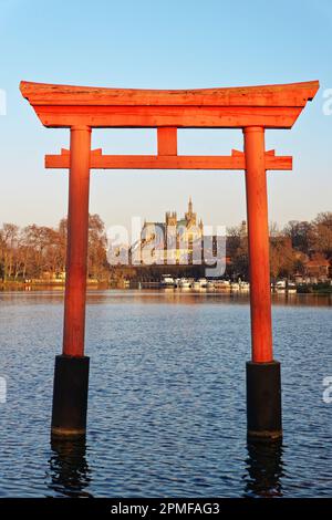 Frankreich, Mosel, Metz, See, Torii (traditionelles japanisches Tor), im Hintergrund die Kathedrale Saint Etienne Stockfoto