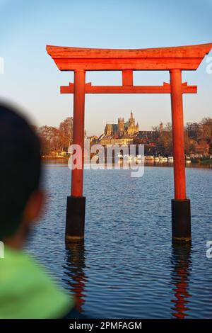 Frankreich, Mosel, Metz, See, Torii (traditionelles japanisches Tor), im Hintergrund die Kathedrale Saint Etienne Stockfoto