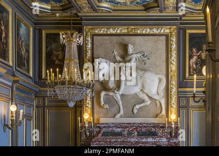 Frankreich, seine-et-Marne, Fontainebleau, Schloss Fontainebleau, das von der UNESCO zum Weltkulturerbe erklärt wurde, das zweite Saint-Louis-Zimmer oder Salon du Donjon, das älteste Zimmer des Schlosses, wo der Languedoc-Marmorkamin mit einem Reitbeil-Relief, das Henri IV repräsentiert und um 1600 von Matthieu Jacquet erbaut wurde, verlegt wurde Stockfoto