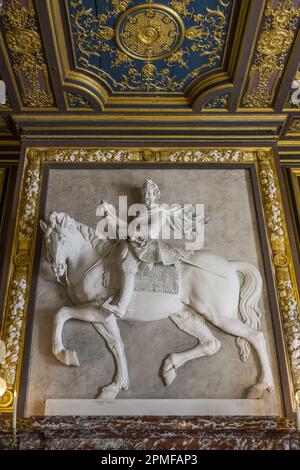 Frankreich, seine-et-Marne, Fontainebleau, Schloss Fontainebleau, das von der UNESCO zum Weltkulturerbe erklärt wurde, das zweite Saint-Louis-Zimmer oder Salon du Donjon, das älteste Zimmer des Schlosses, wo der Languedoc-Marmorkamin mit einem Reitbeil-Relief, das Henri IV repräsentiert und um 1600 von Matthieu Jacquet erbaut wurde, verlegt wurde Stockfoto