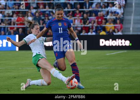 St. Louis, Usa. 11. April 2023. St Louis, USA, 11. April 2023: Heather Payne (14 Republik Irland) vs Sophia Smith (11 USA) während der International Friendly zwischen USA und Irland. Stadtpark – St. Louis, Missouri. (KEINE KOMMERZIELLE NUTZUNG) (Kat Farris/SPP) Guthaben: SPP Sport Press Photo. Alamy Live News Stockfoto