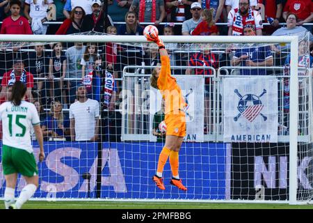St. Louis, Usa. 11. April 2023. St. Louis, USA, 11. April 2023: Casey Murphy (18 USA) spart beim International Friendly zwischen USA und Irland ein Trinkgeld. Stadtpark – St. Louis, Missouri. (KEINE KOMMERZIELLE NUTZUNG) (Kat Farris/SPP) Guthaben: SPP Sport Press Photo. Alamy Live News Stockfoto