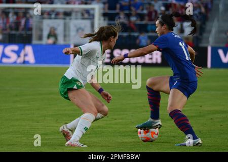 St. Louis, Usa. 11. April 2023. St. Louis, USA, 11. April 2023: Sophia Smith (11 USA) Cutts by Heather Payne (14 Republic of Ireland) während der International Friendly Between USA and Ireland. Stadtpark – St. Louis, Missouri. (KEINE KOMMERZIELLE NUTZUNG) (Kat Farris/SPP) Guthaben: SPP Sport Press Photo. Alamy Live News Stockfoto