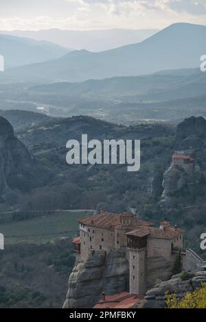 Blick auf das Heilige Kloster von Rousanou, Meteora, Spätnachmittag im Frühling Stockfoto