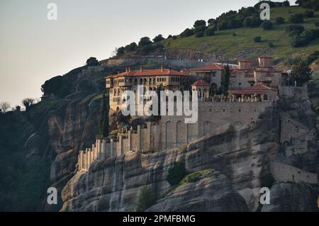 Blick auf das Heilige Kloster Varlaam, Meteora, Spätnachmittag im Frühling Stockfoto