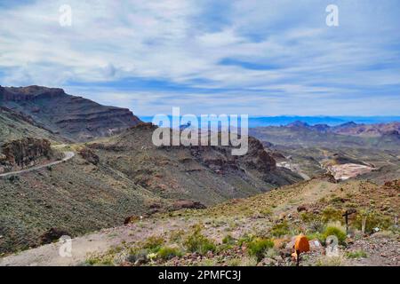 Blick vom Sitgreaves Pass, zwischen Kingman und Oatman, Arizona, USA. Gedenkstätten im Vordergrund, Silbermine im Hintergrund. Stockfoto