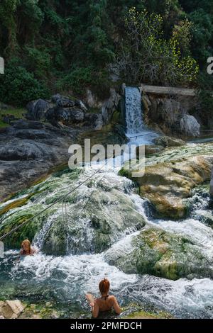 Einheimische Frauen genießen das natürliche Thermalbad in Loutra Thermopilon, Griechenland Stockfoto