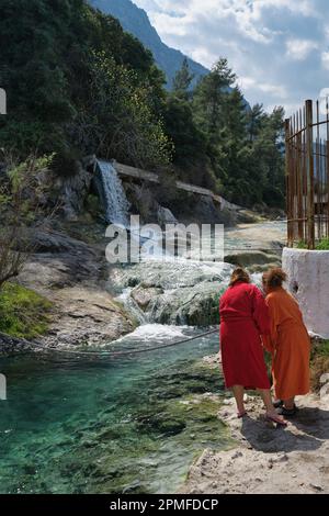 Einheimische Frauen genießen das natürliche Thermalbad in Loutra Thermopilon, Griechenland Stockfoto