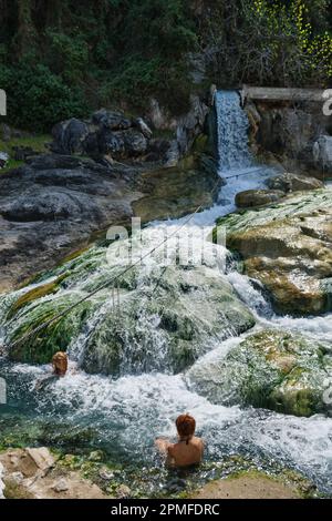 Einheimische Frauen genießen das natürliche Thermalbad in Loutra Thermopilon, Griechenland Stockfoto