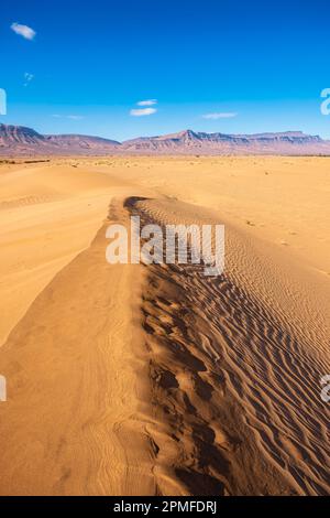 Marokko, Provinz Tata, Sanddünen auf der Straße nach Zagora, Djebel Bani im Hintergrund Stockfoto