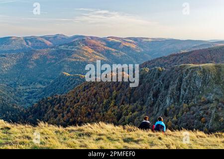 Frankreich, Vogesen (88), Naturpark Ballons des Vosges, La Bresse, Wanderer auf dem Gipfel des Hohneck 1363 m. Stockfoto