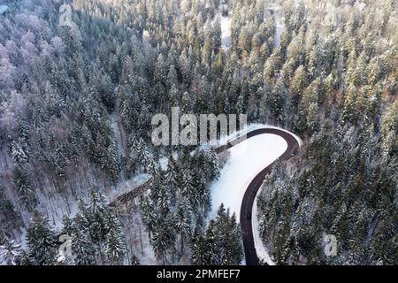 Frankreich, Vogesen (88), Naturpark Ballons des Vosges, Xonrupt Longemer, Gipfel unter dem Nebel, zwei Autos auf der Straße zu den Vogesen, Tannen bedeckt mit Frost und Schnee (Luftaufnahme) Stockfoto