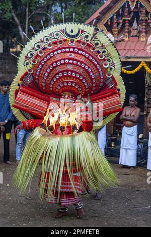 Indien, Kerala, Kannur, Teyyam Zeremonie ist ein religiöses Ritual, ein heiliger Tanz, bei dem die hinduistischen Götter den Körper der Tänzer besitzen Stockfoto