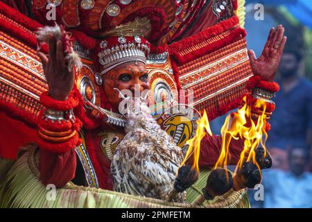 Indien, Kerala, Kannur, Teyyam Zeremonie ist ein religiöses Ritual, ein heiliger Tanz, bei dem die hinduistischen Götter den Körper der Tänzer besitzen Stockfoto