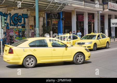 Gelbe Taxis in der Innenstadt von Athen Stockfoto