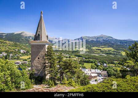 Frankreich, Alpes-de-Haute-Provence, Jausiers, Blick auf das Dorf und das Ubaye-Tal vom Belvédère du Rocher du Chastel Stockfoto