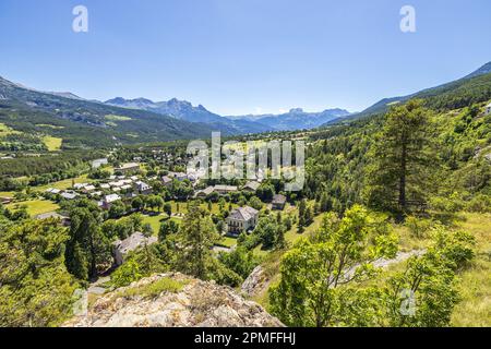 Frankreich, Alpes-de-Haute-Provence, Jausiers, Blick auf das Dorf und das Ubaye-Tal vom Belvédère du Rocher du Chastel Stockfoto