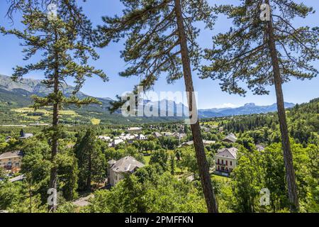 Frankreich, Alpes-de-Haute-Provence, Jausiers, Blick auf das Dorf und das Ubaye-Tal vom Belvédère du Rocher du Chastel Stockfoto