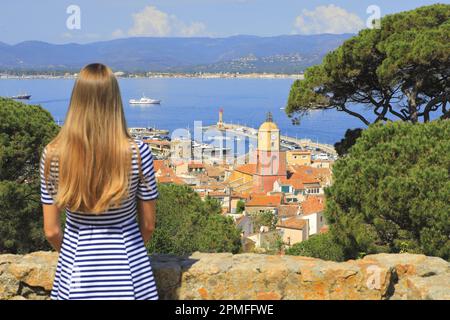 Frankreich, Var, Saint Tropez, Blick von der Zitadelle in der Altstadt und dem Glockenturm der Kirche Notre Dame de l'Assomption, ihrem Hafen und dem Golf Stockfoto