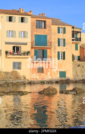 Frankreich, Var, Saint Tropez, Plage de la Ponche, Häuser am Wasser Stockfoto