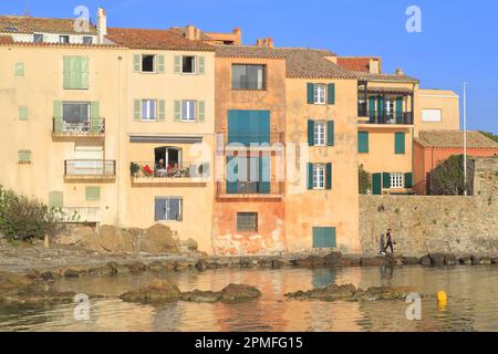 Frankreich, Var, Saint Tropez, Plage de la Ponche, Häuser am Wasser und Küstenpfad Stockfoto
