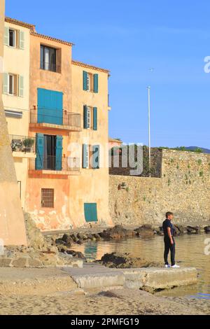 Frankreich, Var, Saint Tropez, Plage de la Ponche, Häuser am Wasser Stockfoto