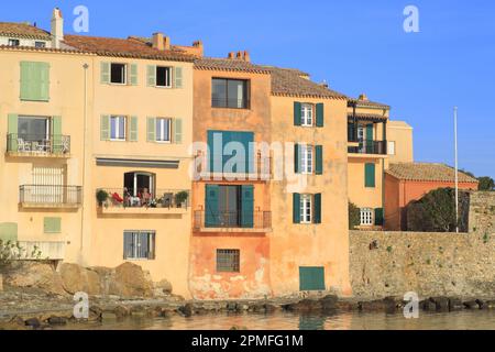 Frankreich, Var, Saint Tropez, Plage de la Ponche, Häuser am Wasser Stockfoto