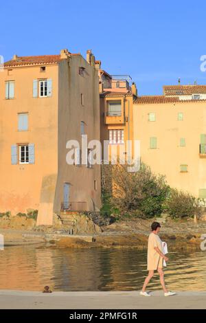Frankreich, Var, Saint Tropez, Plage de la Ponche, Häuser am Wasser Stockfoto