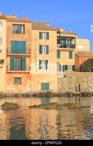 Frankreich, Var, Saint Tropez, Plage de la Ponche, Häuser am Wasser und Küstenpfad Stockfoto