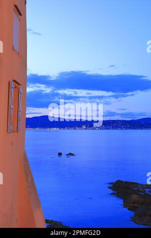 Frankreich, Var, Saint Tropez, Plage de la Ponche mit Sainte Maxime im Hintergrund bei Dämmerung Stockfoto