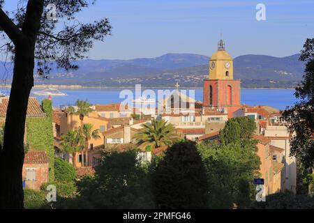 Frankreich, Var, Saint Tropez, Blick auf die Altstadt mit dem Glockenturm der Kirche Notre Dame de l'Assomption, den Golf mit seinen verankerten Yachten und Grimaud im Hintergrund Stockfoto