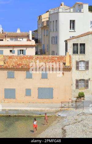 Frankreich, Var, Saint Tropez, Plage de la Ponche und seine Häuser am Wasser Stockfoto