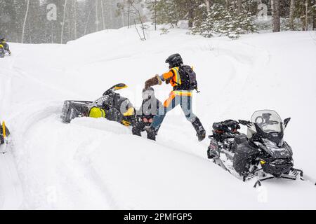 Kanada, Provinz Quebec, Lac Taureau Regional Park, Schneemobil auf der Strecke, fällt in Pulverschnee Stockfoto