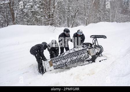 Kanada, Provinz Quebec, Region Trois Rivieres, Schneemobil auf der Strecke, Herbst Stockfoto