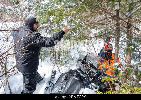 Kanada, Provinz Quebec, Sturz eines Schneemobils abseits der Rennstrecke Stockfoto