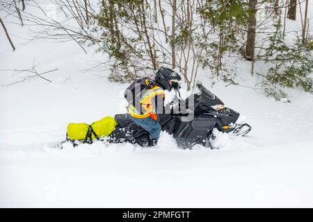 Kanada, Provinz Quebec, Saint Michel des Saints, Schneemobilsprung Stockfoto