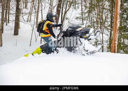 Kanada, Provinz Quebec, Saint Michel des Saints, Schneemobilsprung Stockfoto