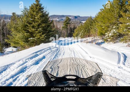 Kanada, Provinz Quebec, Saint Michel des Saints, Schneemobil auf der Strecke Stockfoto