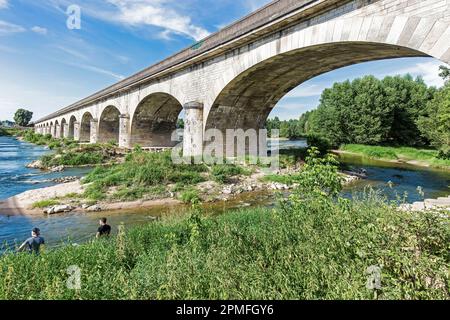 Frankreich, Indre et Loire, Loire-Tal, das von der UNESCO zum Weltkulturerbe erklärt wurde, La Riche, Saiint Cosmes-Brücke, Straßenbrücke und Eisenbahnbrücke Seite an Seite über der Loire Stockfoto